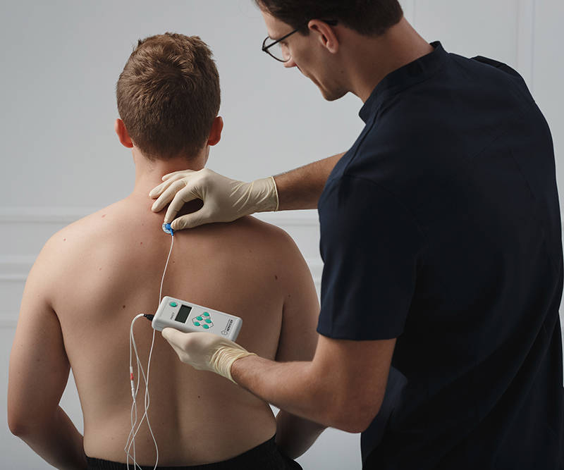 ЭМГ-БОС в реабилитации парезов после инсульта: от диагностики до самостоятельных тренировок